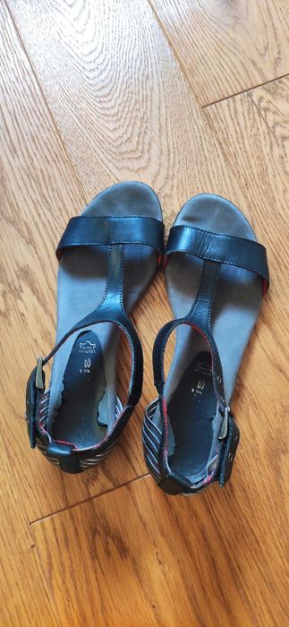 damskie skórzane sandały Tamaris, r. 38, czarno-srebrne, na rzepy