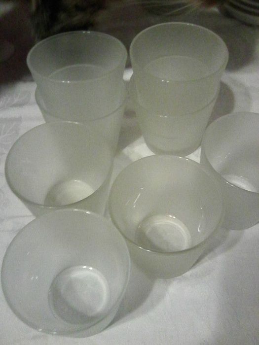 8 szklanek z białego mlecznego grubego szkła