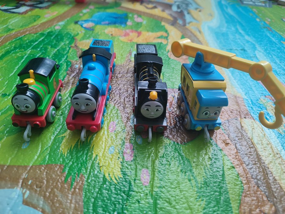 Паравозы с мультика Томас.