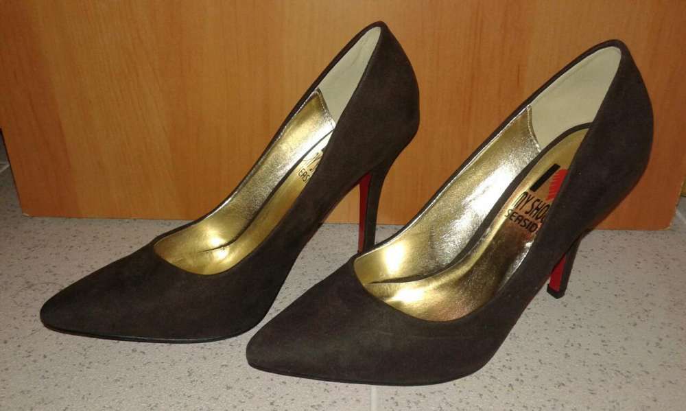 Sapatos camurça castanhos