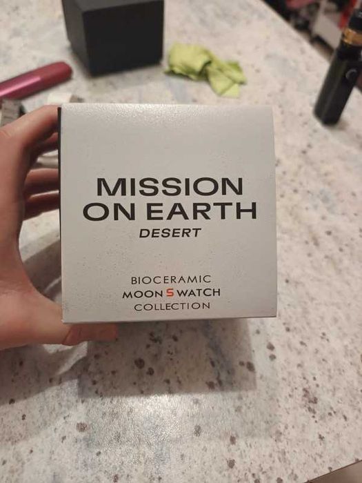 SO33T103 Bioceramic – Pustynna Limitacja Omega x Swatch