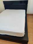 Cama de sala, comoda e duas mesas de cabeceira. Oferta colchão usado.