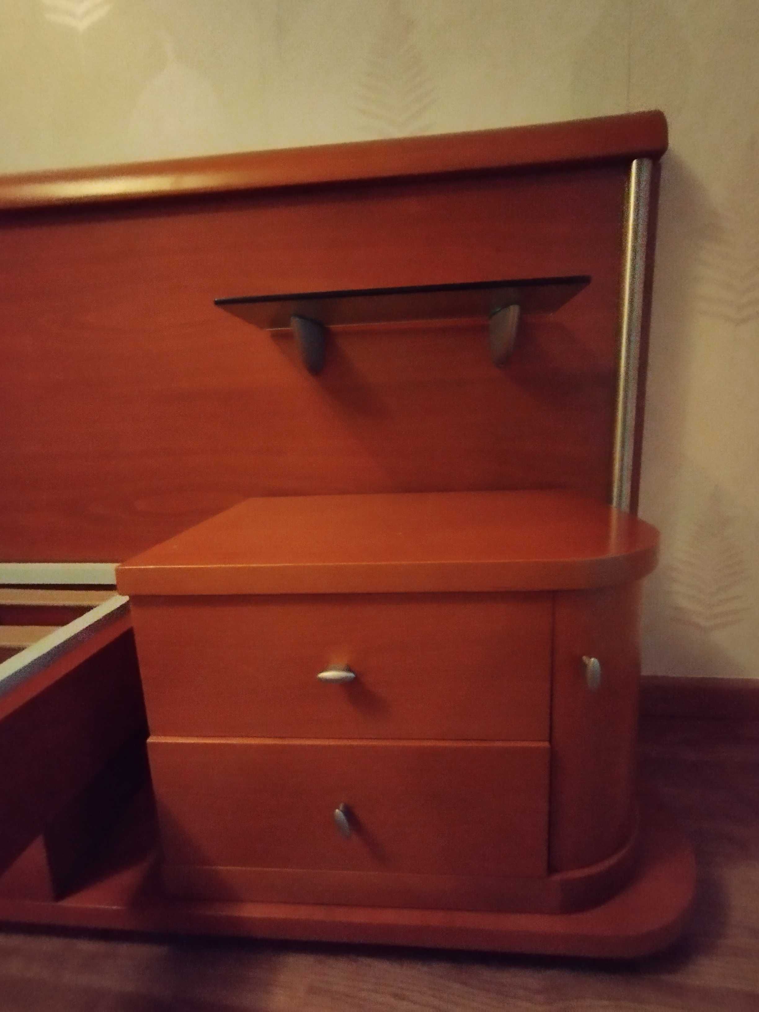 Cama de casal em cerejeira com mesas de cabeceira