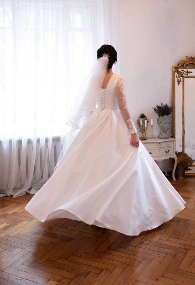 Весільна сукня атлас з вишивкою