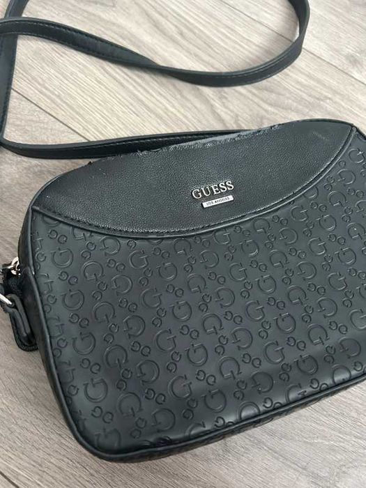 Guess czarna mała torebka listonoszka eko skóra logowana G