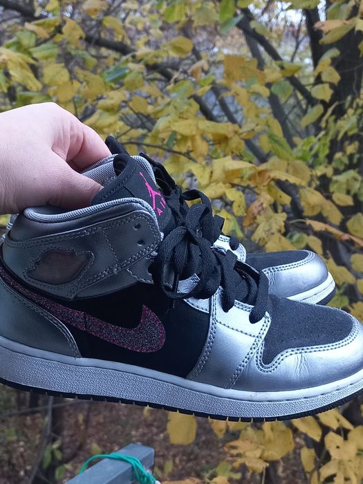 Оригінальні кросівки у розмірі 37,5