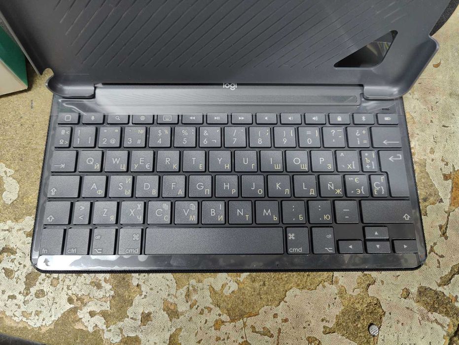 Чехол-клавиатура для планшета Logitech Slim Folio Apple iPad 5th/6th