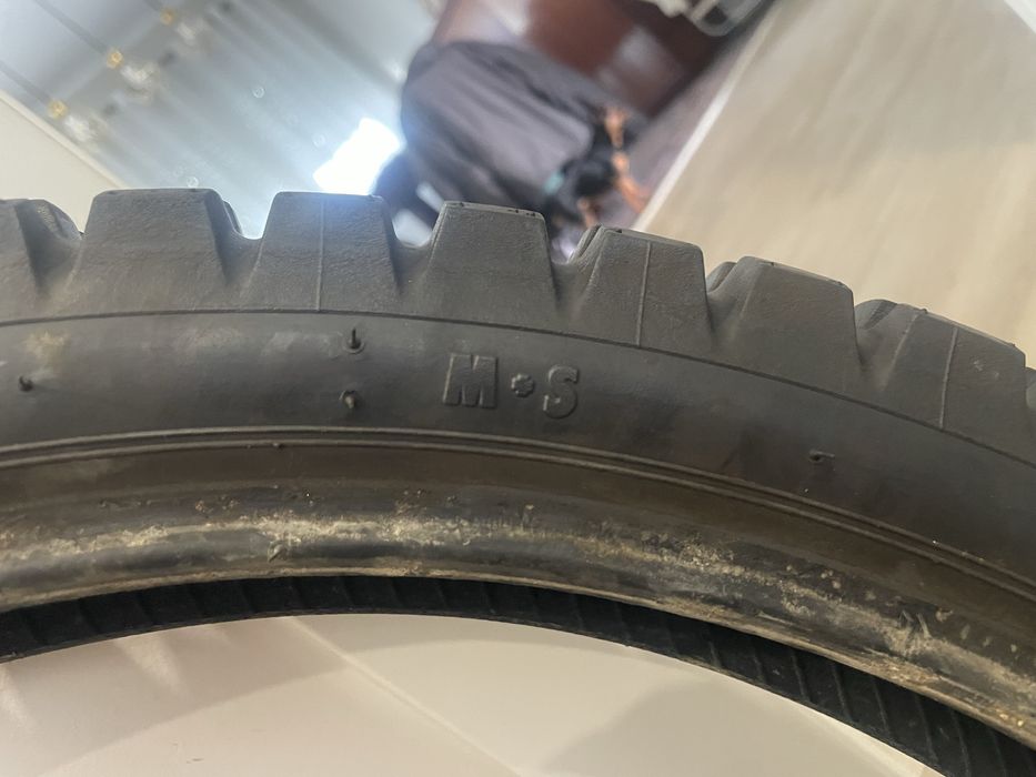 Um conjunto pneu de anteiro e pneu traseiro