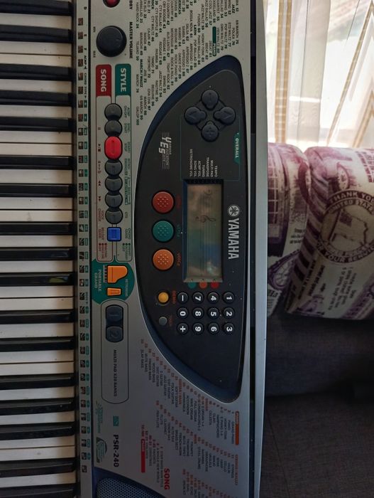 Продам синтезатор Yamaha PSR-240