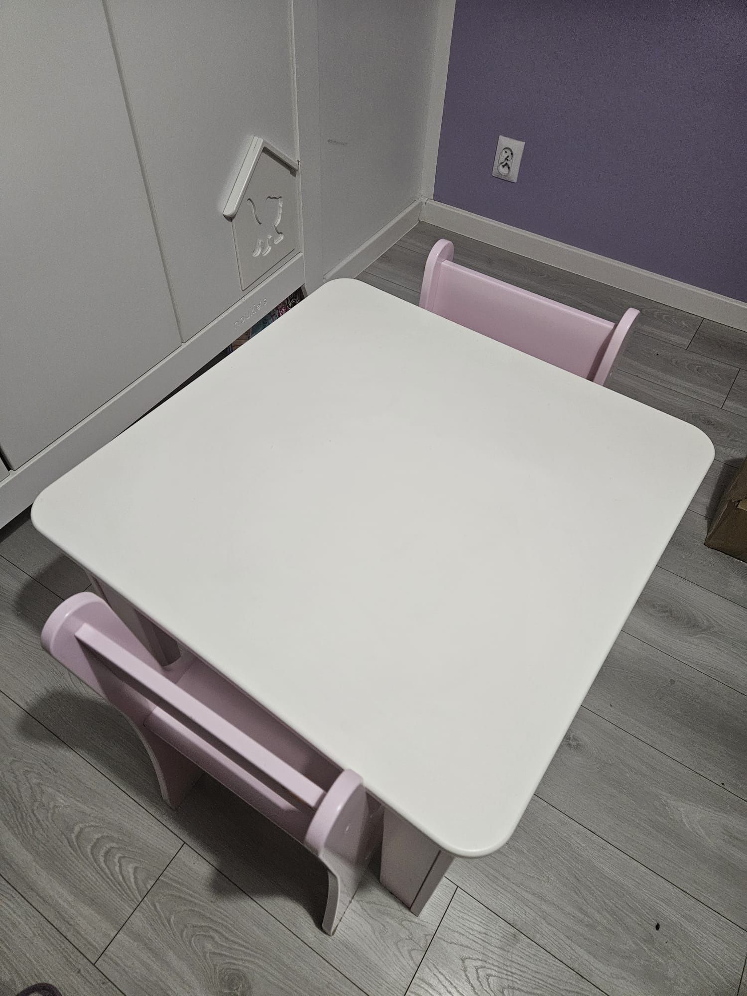 Sprzedam dziecięcy stolik z krzesełkami Baggi Design – różowo-biały