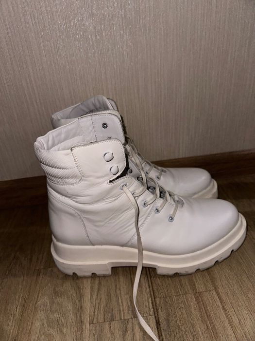 Білі шкіряні черевики Estro