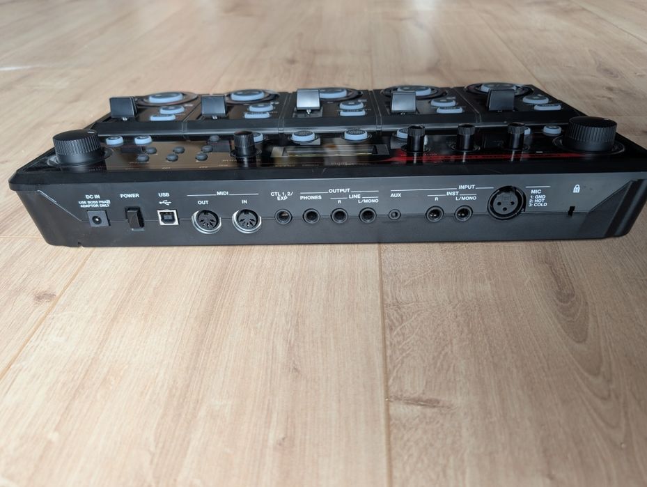 Boss RC505 looper. 5 kanałów plus efekty typu reverb. Rc 505