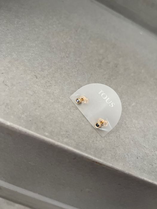 Złote sztyfty z czarnym onyxem TOUS