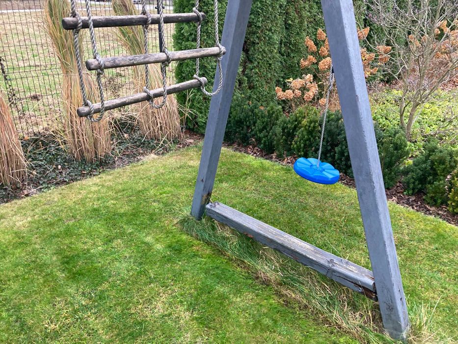 Domek ogrodowy ze zjeżdżalną, piaskownicą i huśtawkami