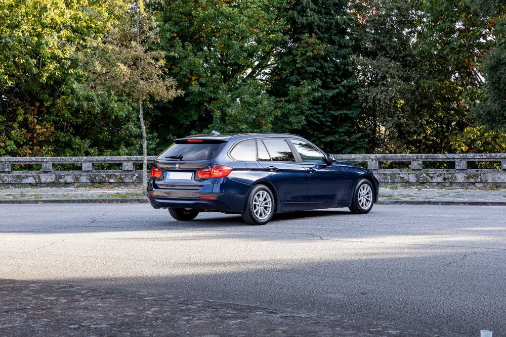 BMW 318d Luxury Bancos em Pele, Farois Xenon, GPS, Gancho reboque …