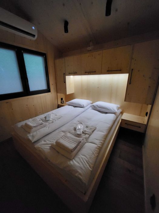 SŁONECZNY BRZEG Noclegi - domki z jacuzzi nad Jeziorem Rożnowskim