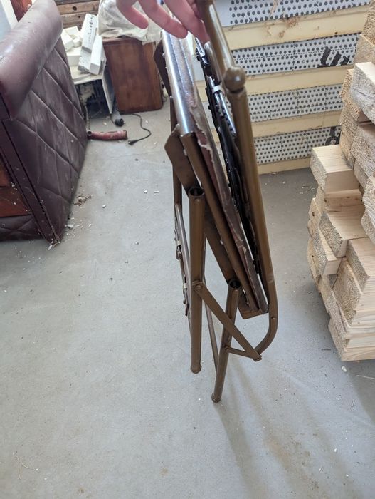 Stylowe krzesło metalowe z elementami skórzanymi