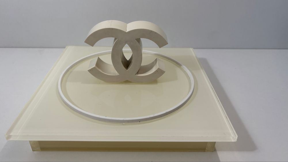 Pequeno expositor da Chanel em acrilico