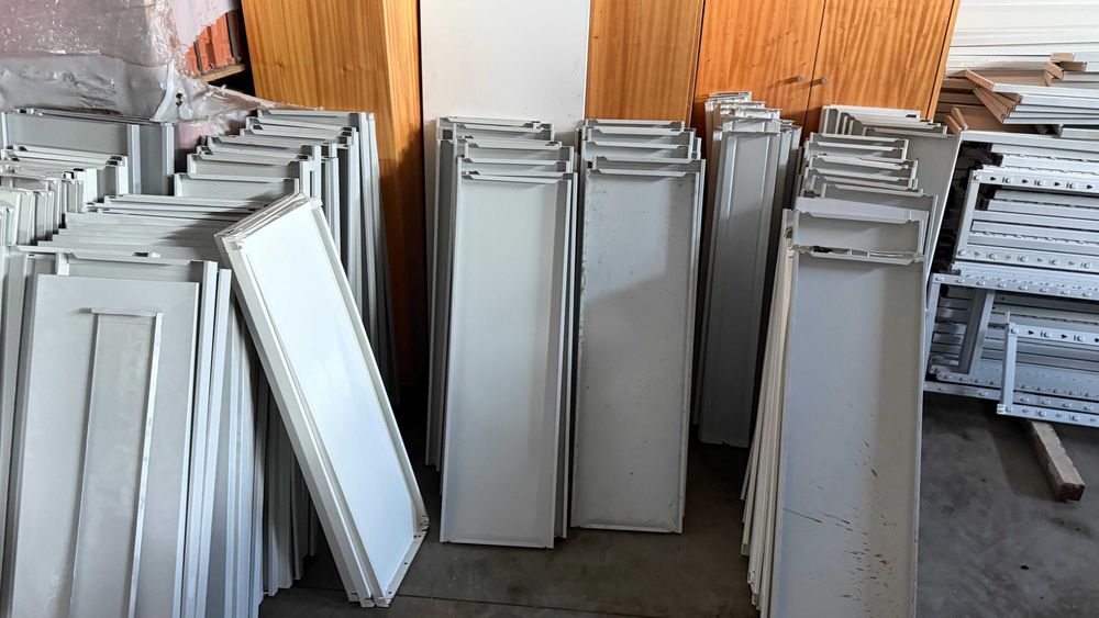 prateleiras metálicas