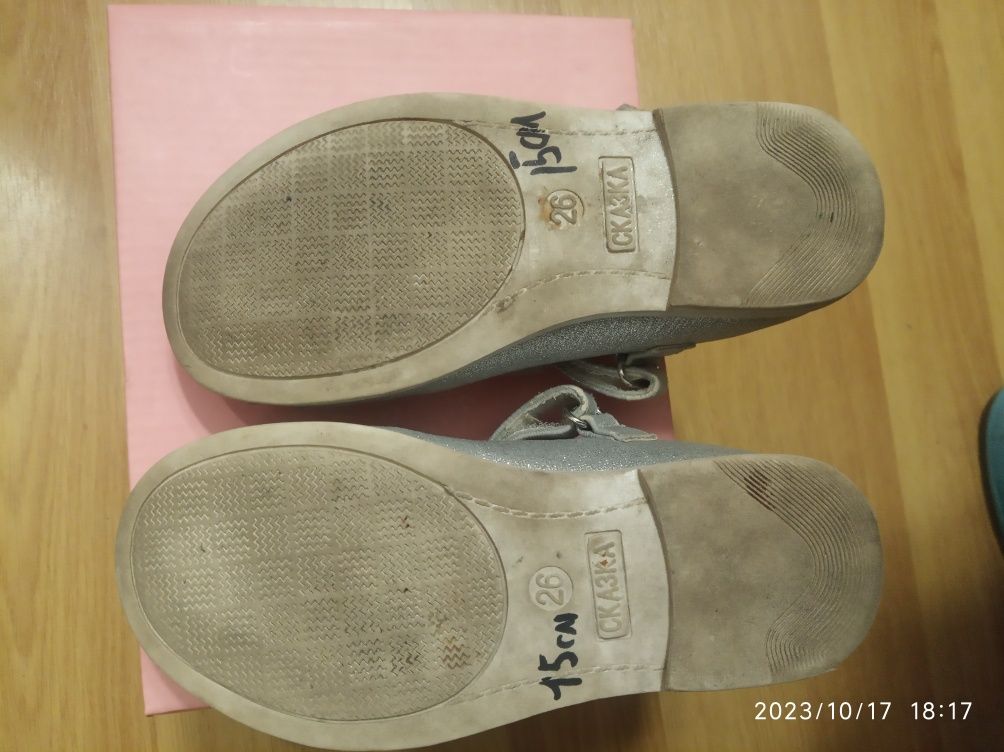 Продам святкові туфлі, срібного кольору на дівчинку 26 розмір