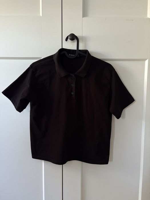 Czarna krótka bluzka polo z kołnierzykiem stradivarius