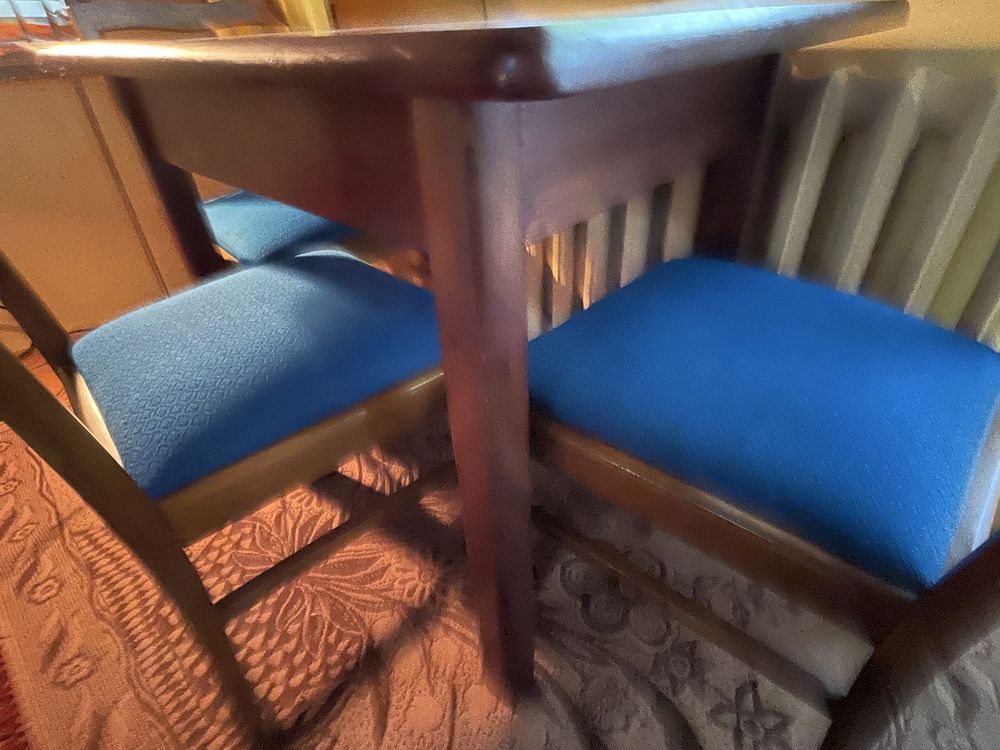 Unikatowy stół jadalniany z orzechowego drewna + 4 krzesła retro