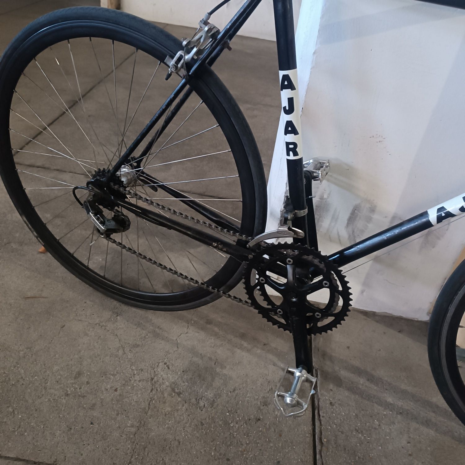 Bicicleta clássica com peças novas