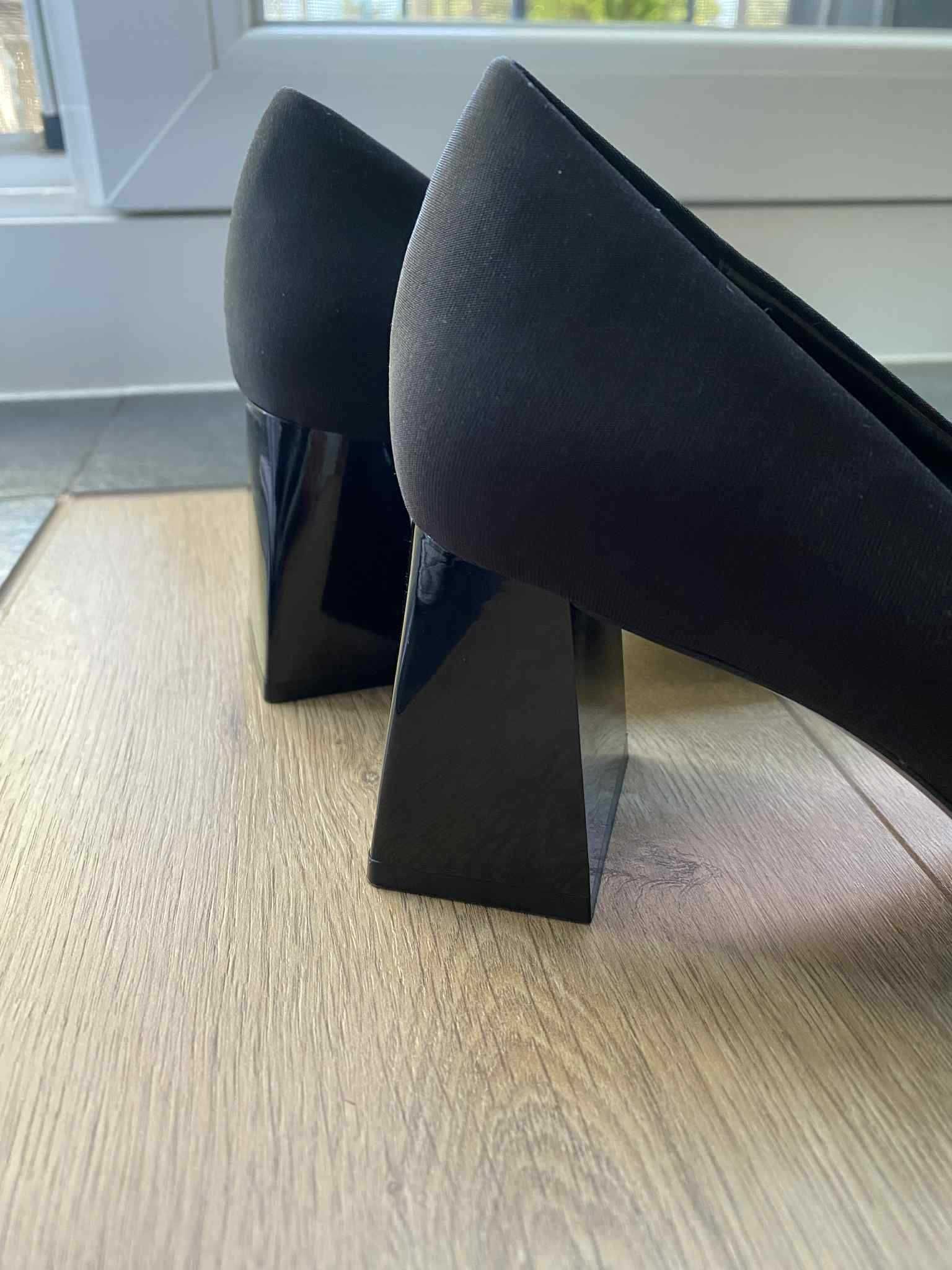 Zara czarne czółenka na słupku - model 2227/910/040, rozmiar 37