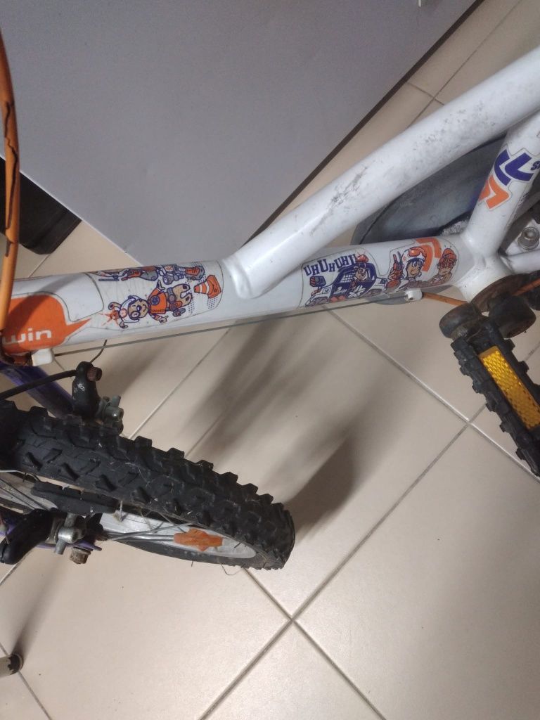 Bicicleta roda 10 pneu da frente com corte