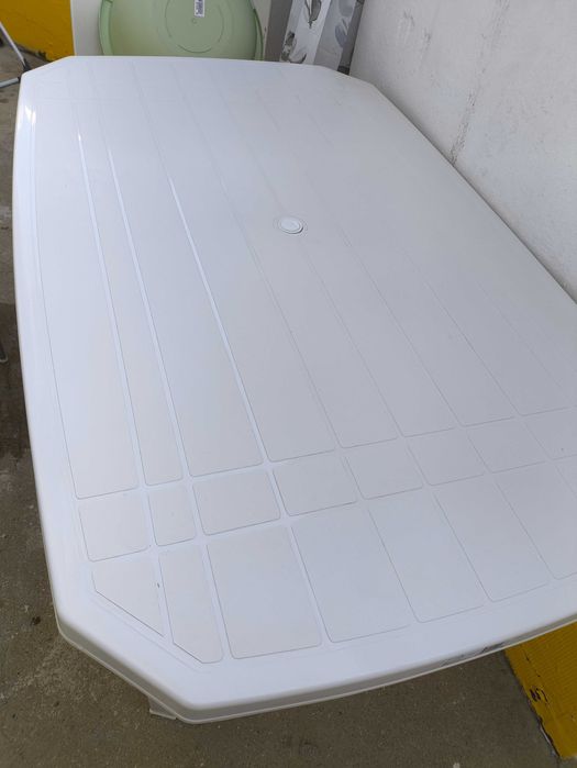 Mesa de jardim branca