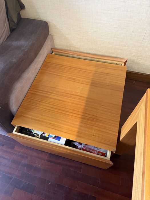 Mesa extensivel com 6 cadeiras + mesa de centro