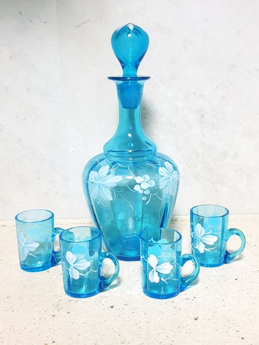 Lindissima antiga licoreira em vidro turquesa soprado e esmaltado 1880