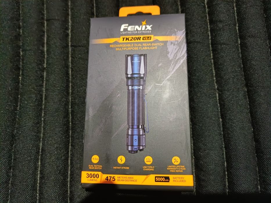 Fenix TK20R тактический фонарь
