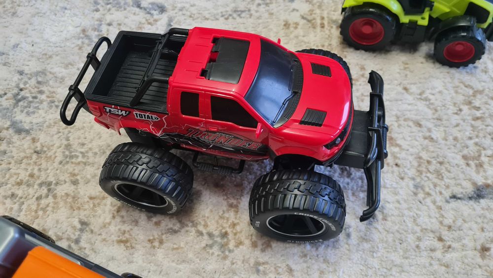 Traktor, śmieciarka, samochod terenowy