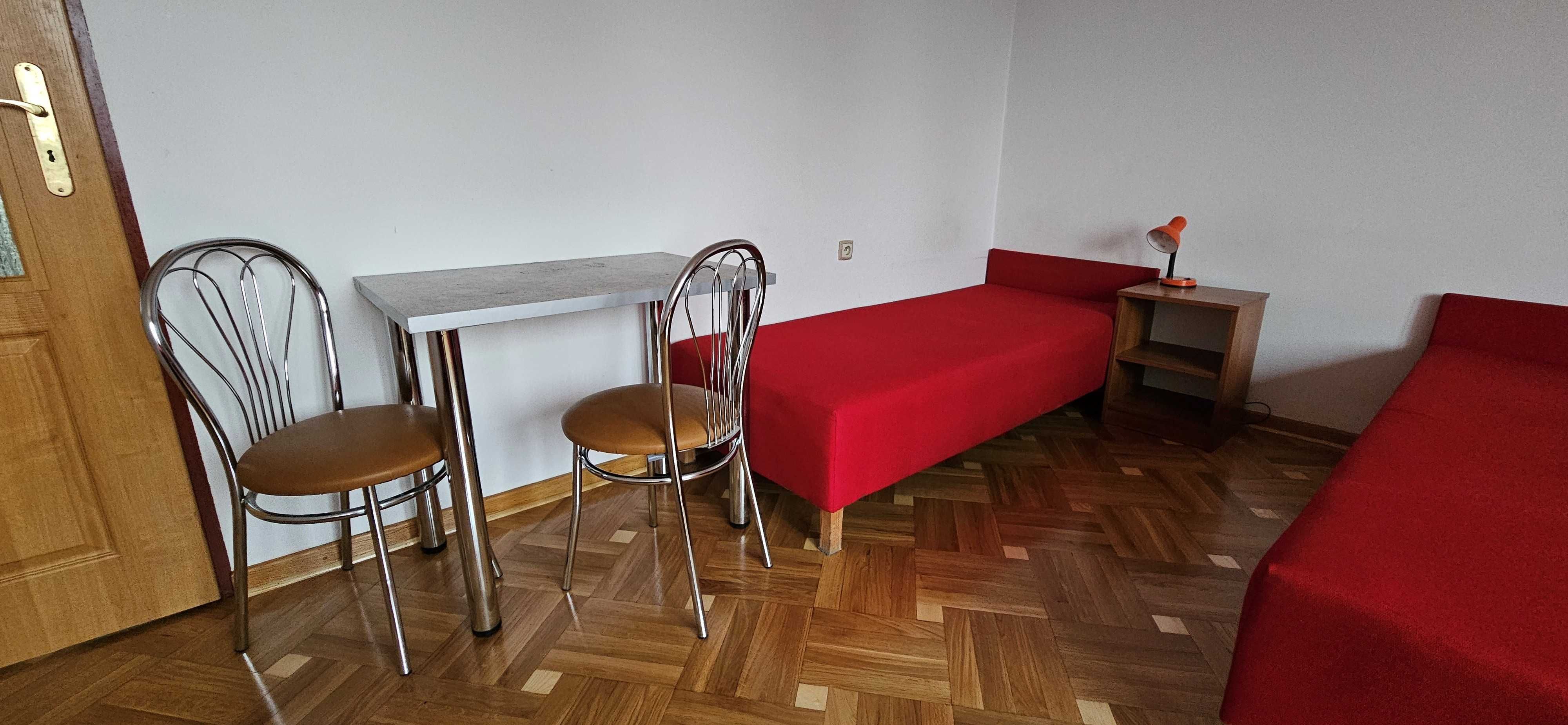 Łóżka, stoliki, krzesła, szafki - sprzedam