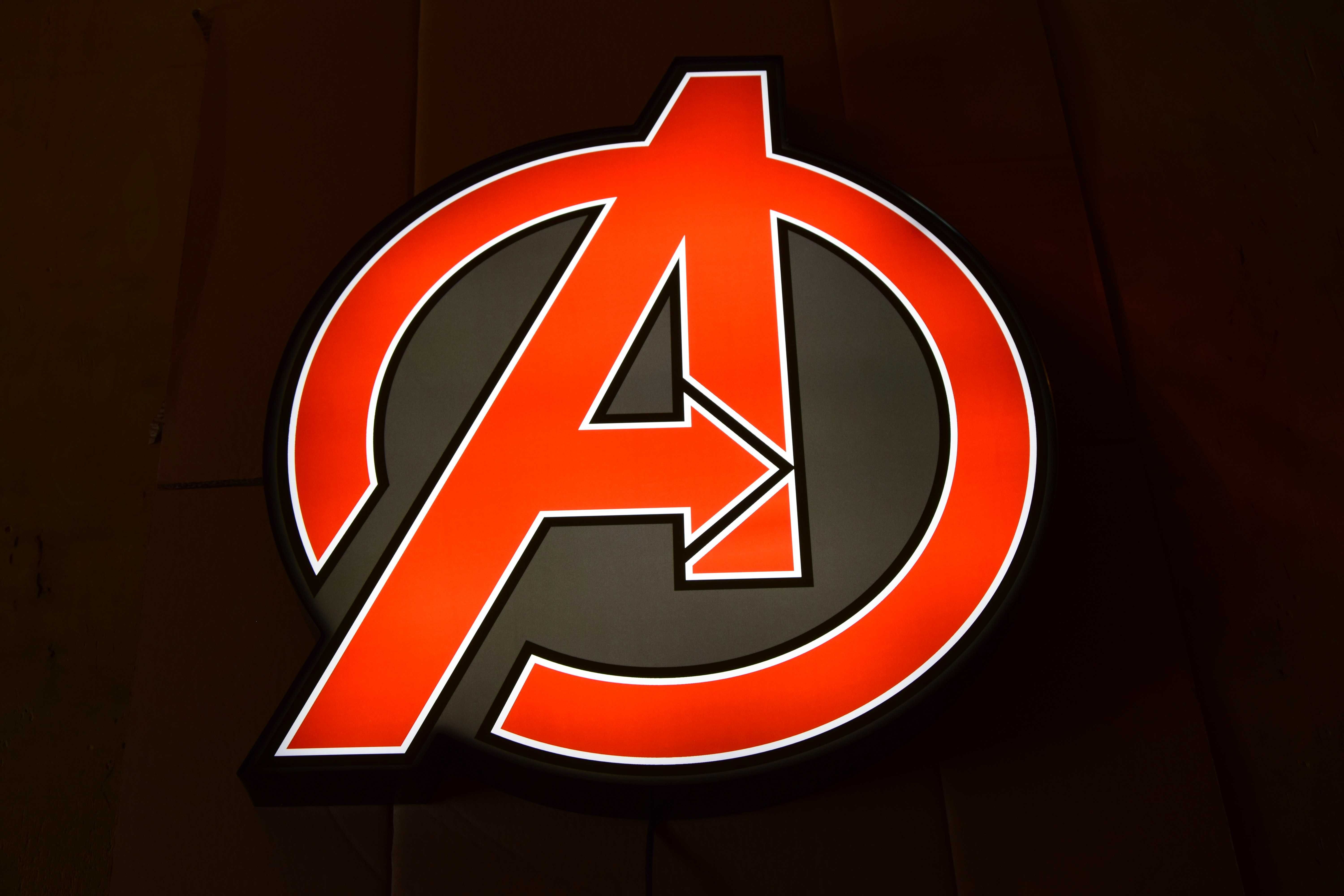 LED Neon AVENGERS, Logo świecące 3D, Plafon, Kinkiet, Lampa, Prezent