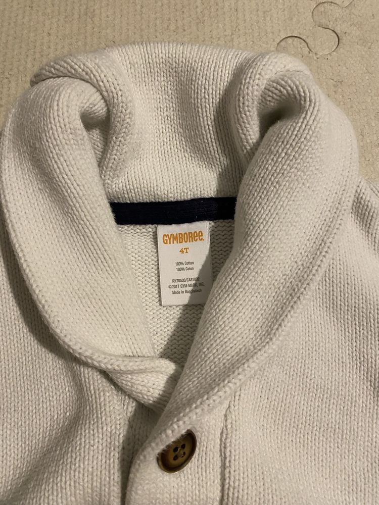 Biały sweter chłopięcy 110 guziki elegancki