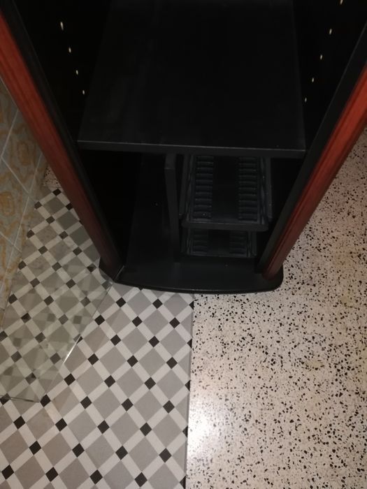Móvel em mdf com porta de vidro