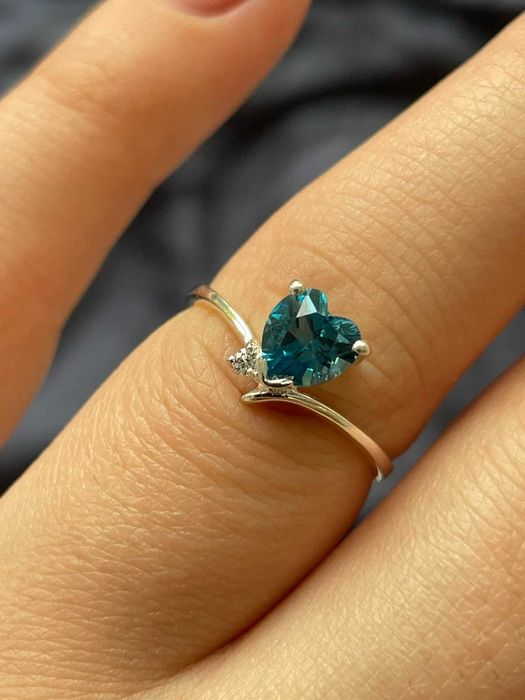 Серебряное кольцо с натуральным лондон блю. Размер 16.75