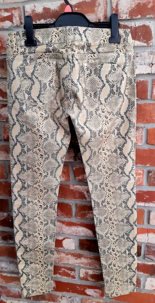 Spodnie dżinsy damskie w modny wężowy print M/38