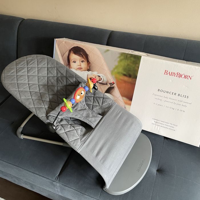 Babybjorn leżaczek bujaczek z zabawką w pudełku Bliss antracyt cotton