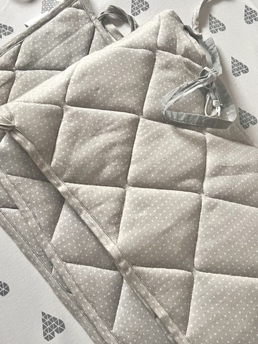 Ochraniacz pikowany Effiki 70x140 szary w białe kropki