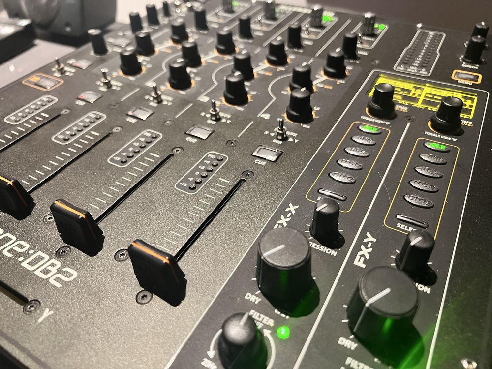 Mikser DJ Allen & Heath Xone DB2
