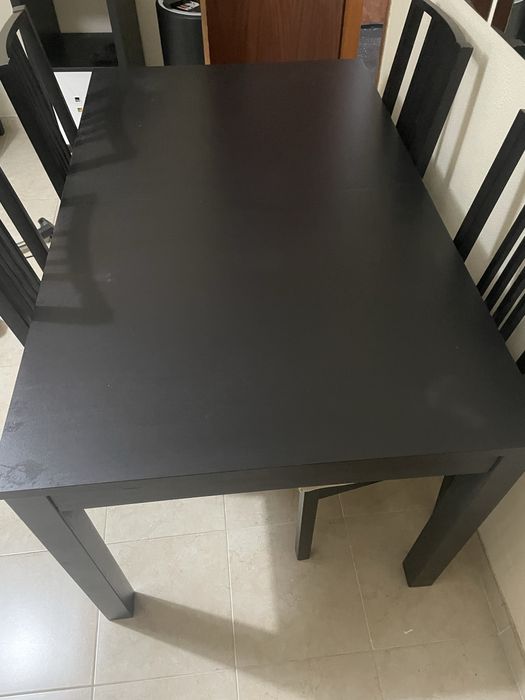 Mesa extensível com 4 cadeiras, cor preta