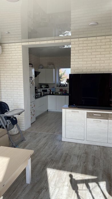 Будинок з гарним ремонтом та меблями в мальвничій Бучі