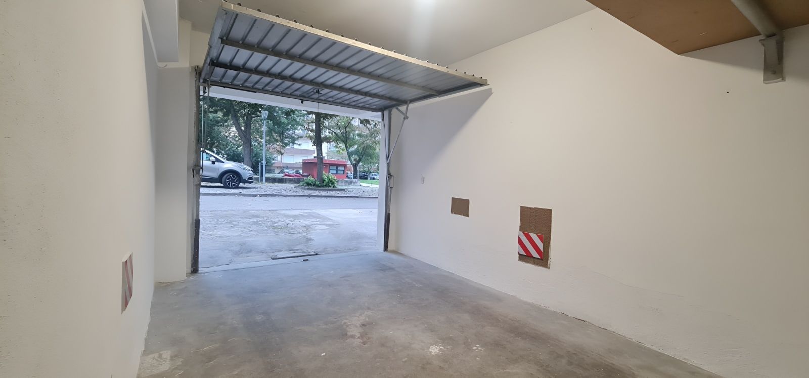 Garagem com saída direta para a rua. Entroncamento.
