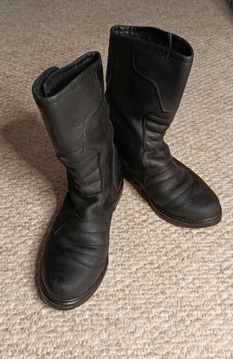 Чорні кожані чоботи