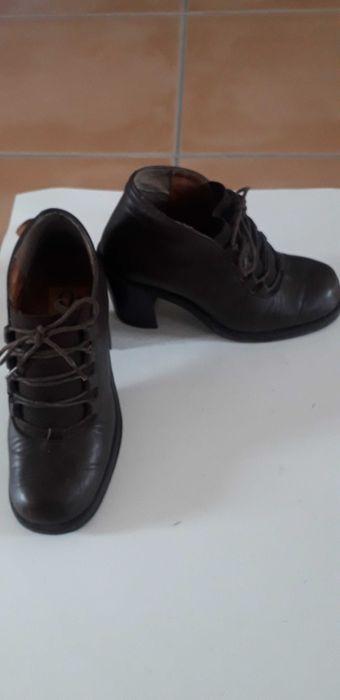 Sapatos em pele castanhos