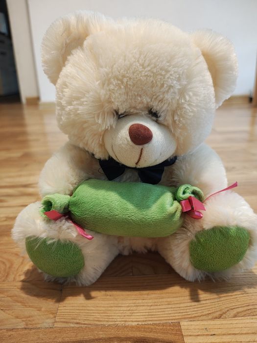 Maskotka pluszak Miś z cukierkiem