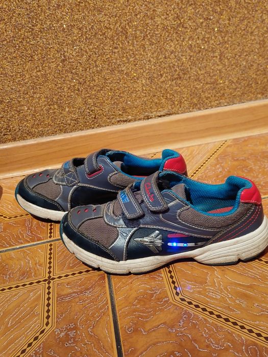 Buty chłopięce świecące r. 31